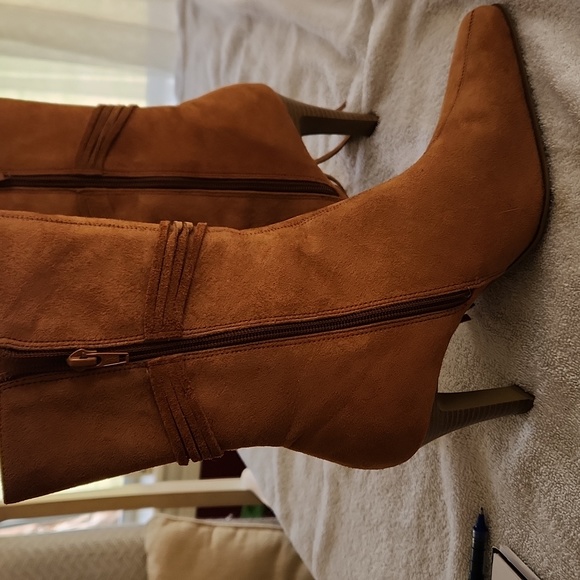 Size 7.5 brown tassel calf boots with side zipper - Picture 6 of 9